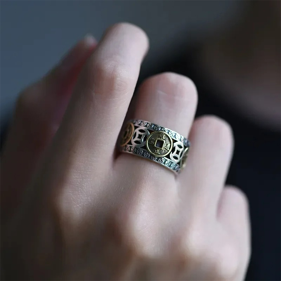 Mẫu nhẫn truyền thống được đính tiền xu bản to gia cường vượng khí và quyền uy thích hợp đeo ngón giữa