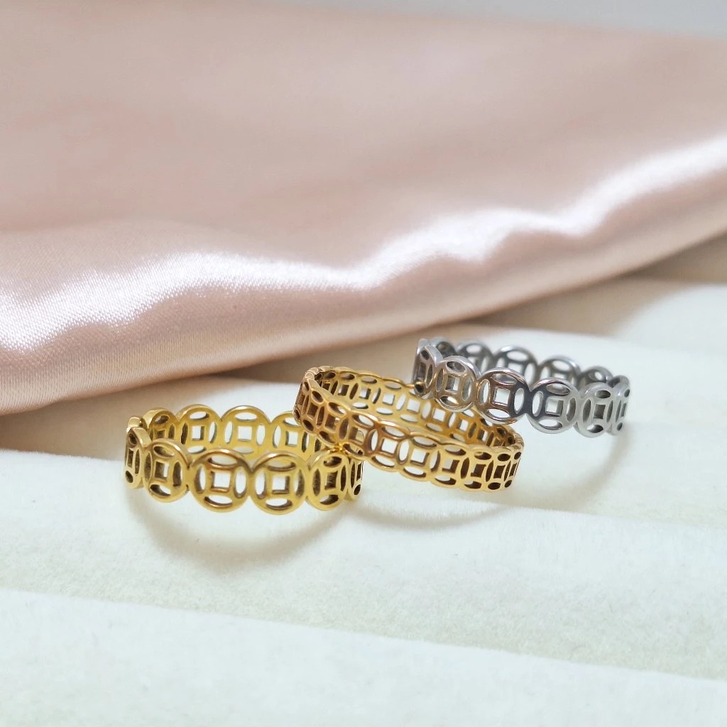 Nên chọn những nơi uy tín để mua nhẫn, tránh dị ứng trang sức và phản tác dụng phong thủy