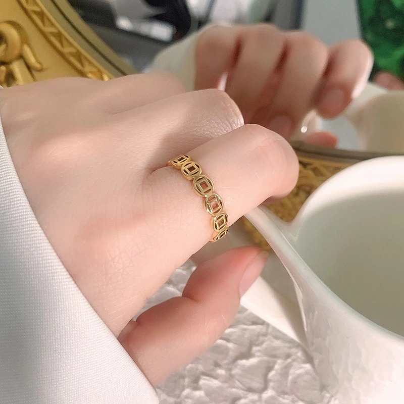 Năng lượng tích tụ của bạn sẽ bị tước đi hoặc truyền sang người khác nếu để họ chạm vào nhẫn