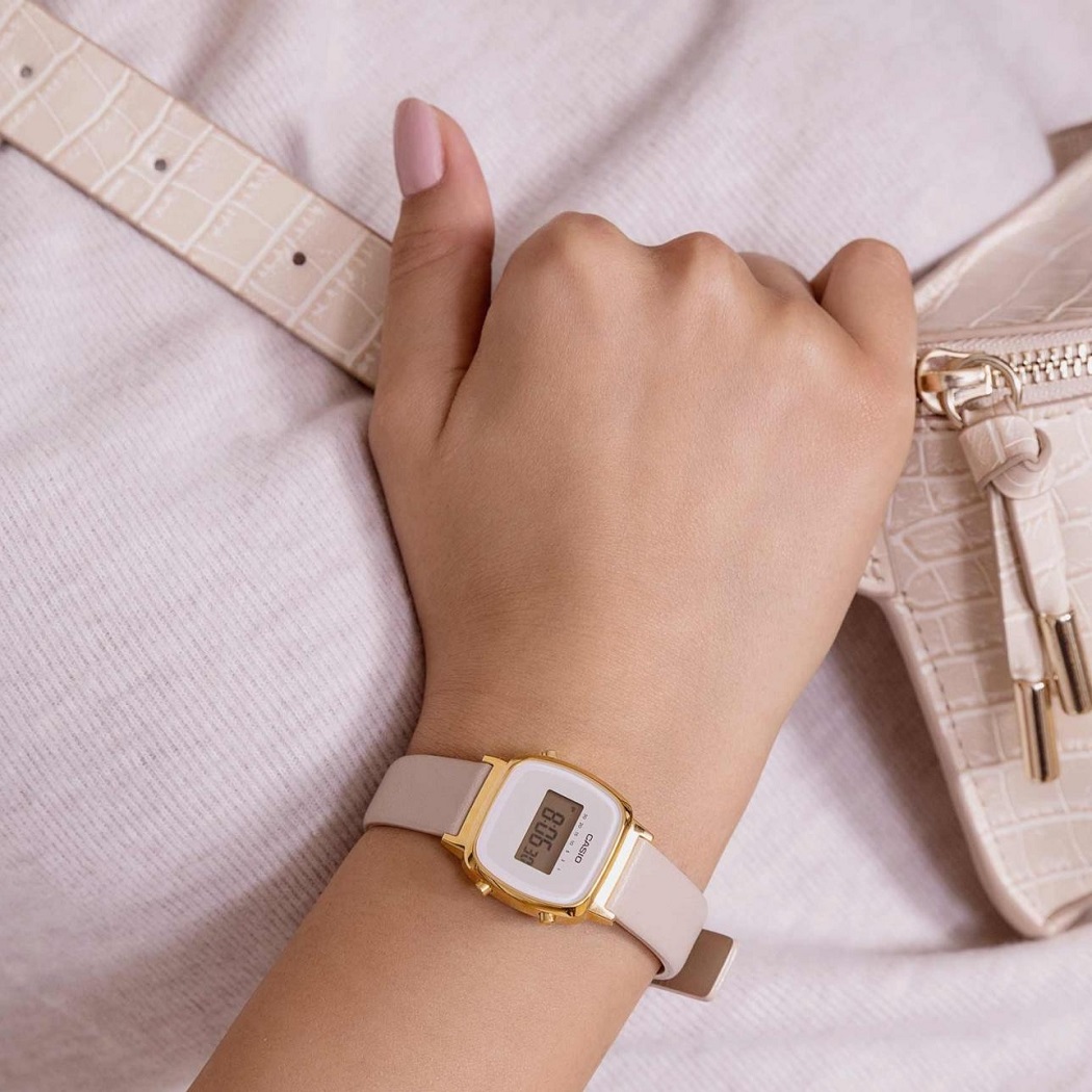 Lớp vỏ mạ ion vàng trên Casio LA670 cũng góp phần nâng cao sự sang trọng và quý phái của đồng hồ - ảnh 4