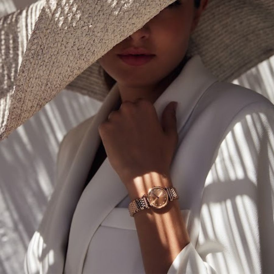 Người mẫu thanh lịch với chiếc đồng hồ Longines trên tay