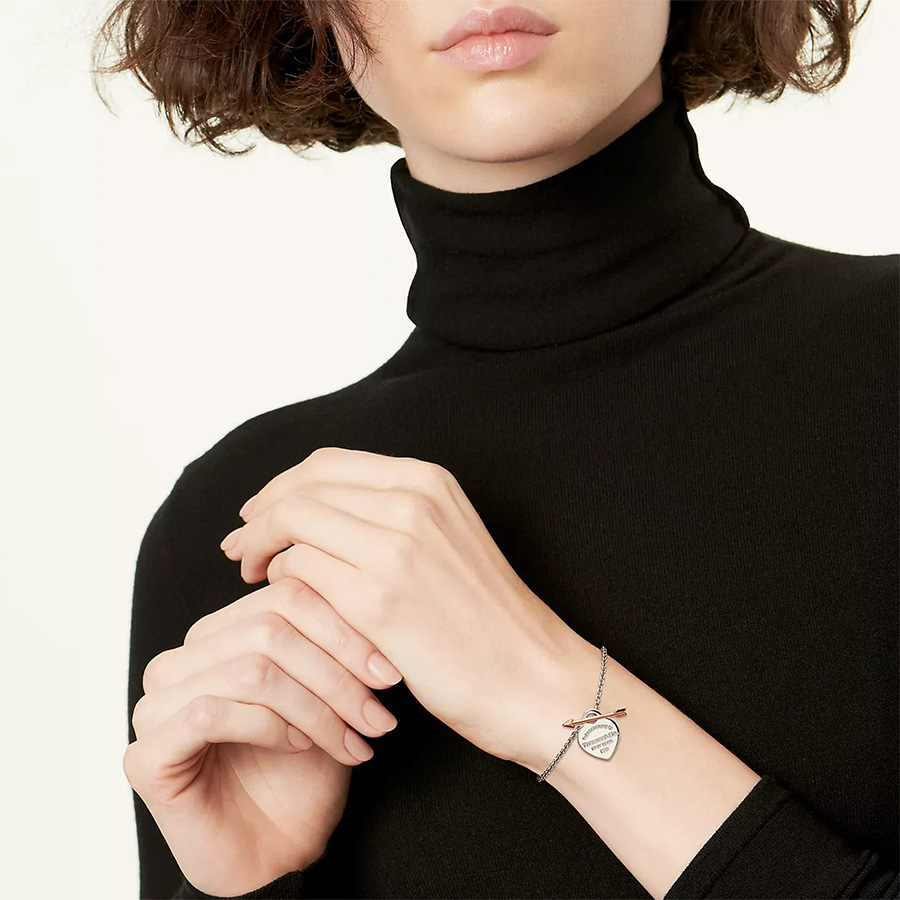 Chiêm ngưỡng vẻ đẹp của Vòng tay Lovestruck Heart Tag - Chiếc vòng tay bạc sterling có khóa cài hình mũi tên bằng vàng hồng 18k tạo nên sự kết hợp hoàn hảo với thẻ trái tim mang tính biểu tượng của nhà mốt Tiffany&Co.