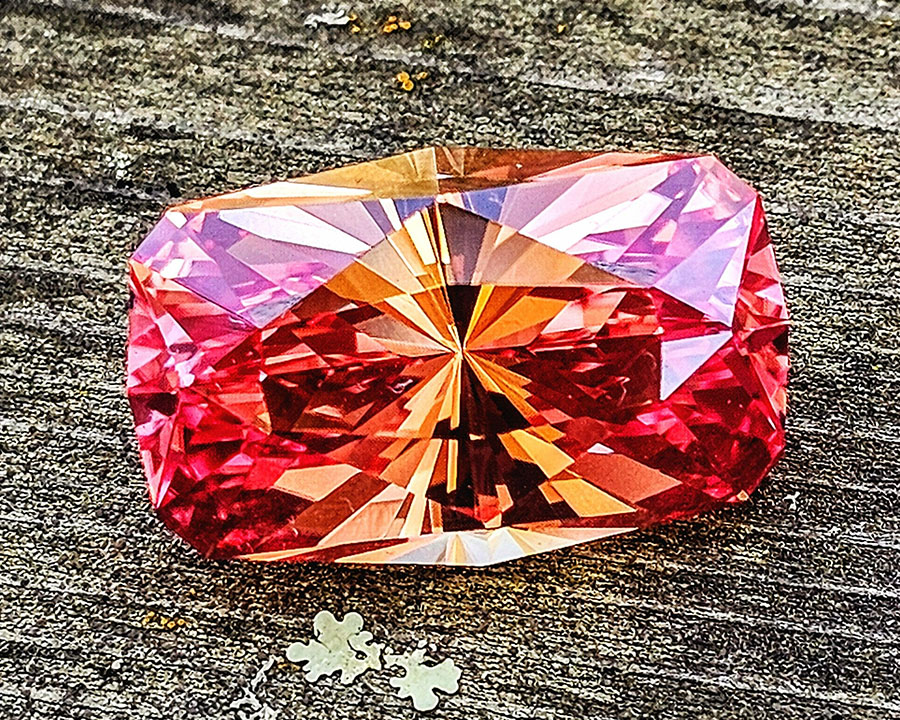 Vẻ đẹp của Sapphire Padparadscha khiến người ta liên tưởng ngay đến hình ảnh những cánh hoa sen hồng cam tươi tắn