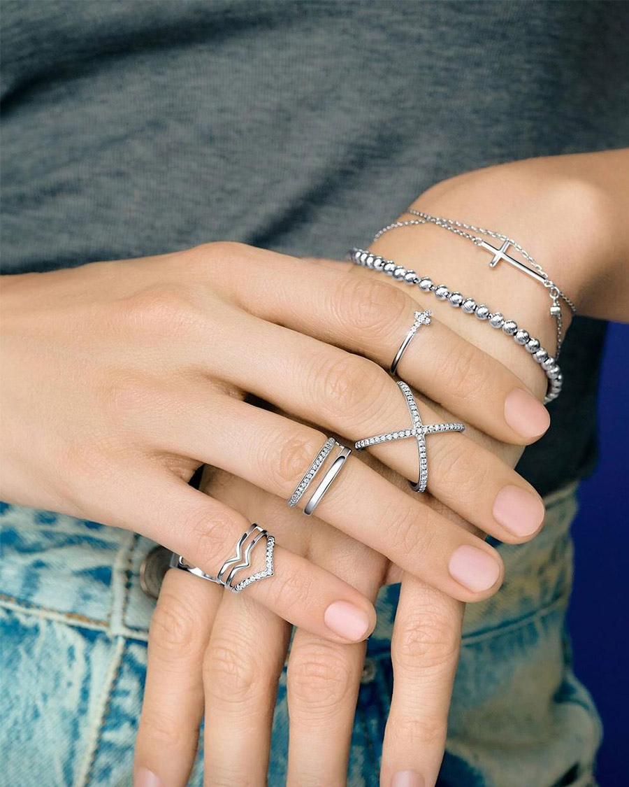 Niken và Crom là hai kim loại nặng được tìm thấy nhiều nhất trong đồ trang sức rẻ tiền, đặc biệt Niken là chất gây dị ứng phổ biến nhất ở cả trẻ em và người lớn