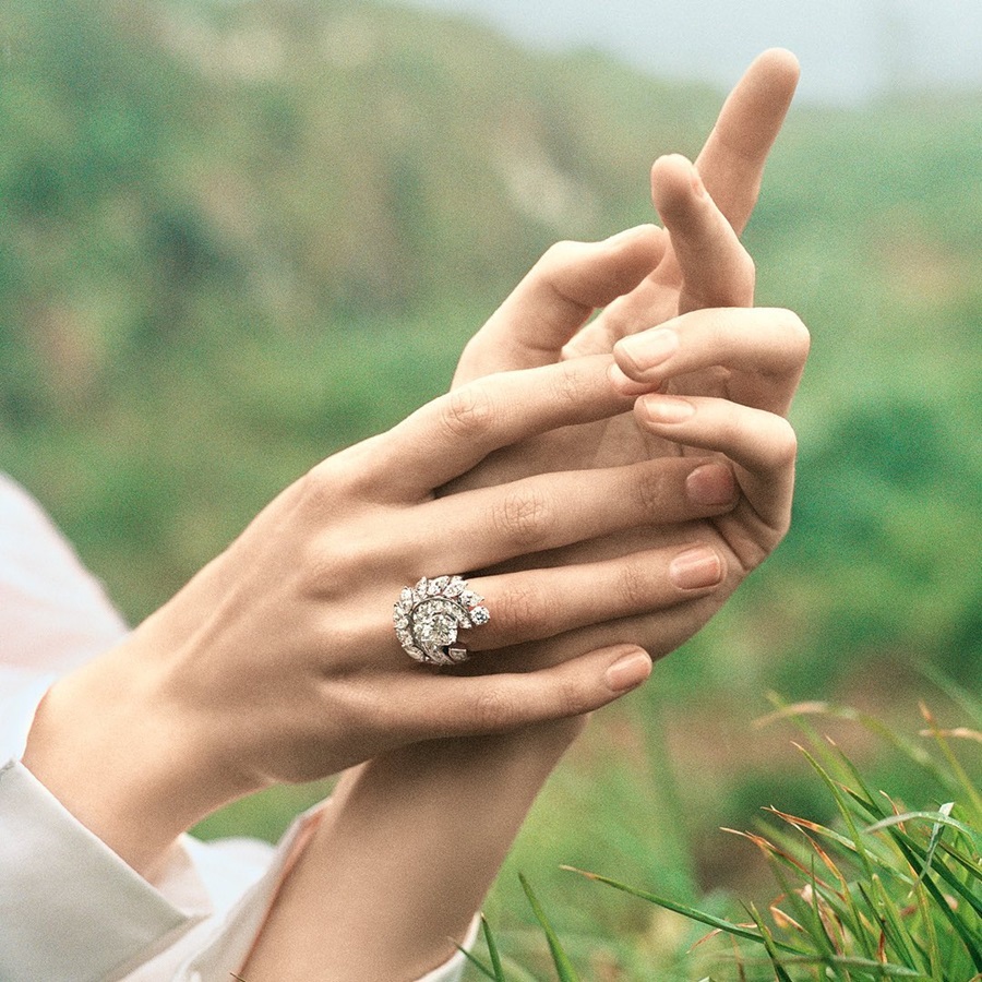 Ngón áp út là câu trả lời hoàn hảo cho câu hỏi đeo nhẫn ngón nào hút tài lộc