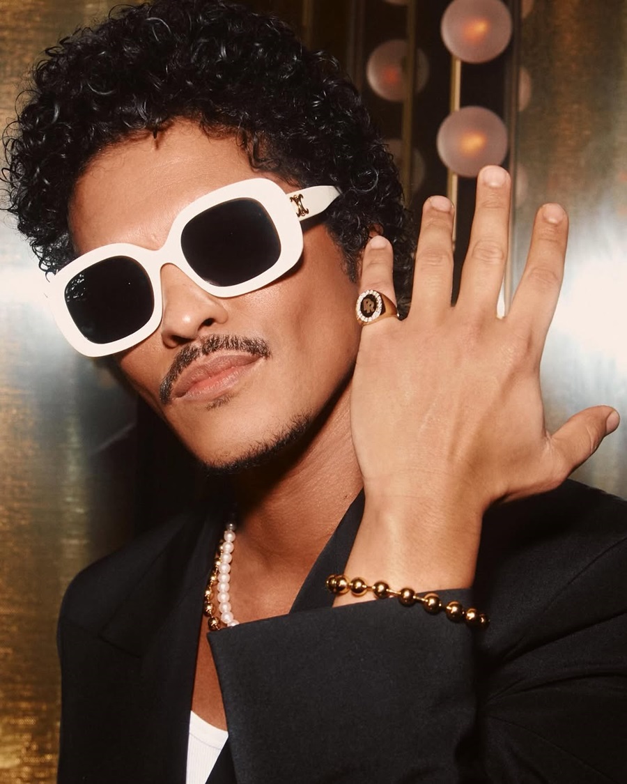 Để chúc mừng khai trương câu lạc bộ Pinky Ring tại Las Vegas, Bruno Mars đã chọn ngón út để diện chiếc nhẫn Tiffany & Co. bằng vàng 18k đính kim cương tròn lấp lánh, một phụ kiện hoàn hảo tôn lên phong cách đẳng cấp của ông hoàng hitmaker