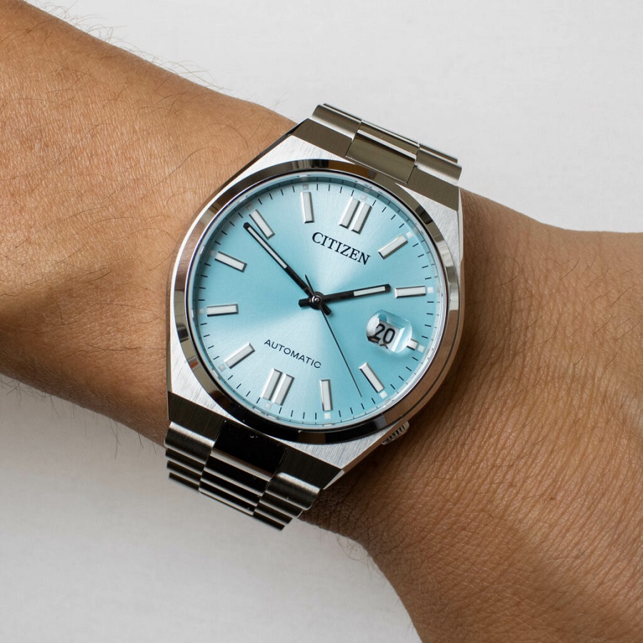 Khi đeo thực tế, Citizen NJ0151-88M có trải nghiệm cao cấp hơn vẻ bề ngoài