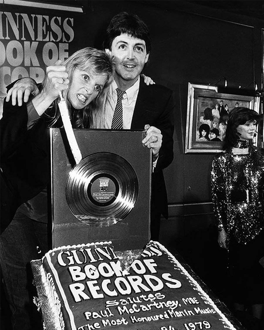 Sách Kỷ lục Guinness trao tặng chiếc đĩa Rh cho Paul McCartney - thành viên của The Beatles vì là ca sĩ kiêm nhạc sĩ bán chạy nhất mọi thời đại với doanh số bán hơn 100 triệu đĩa đơn và 100 triệu album