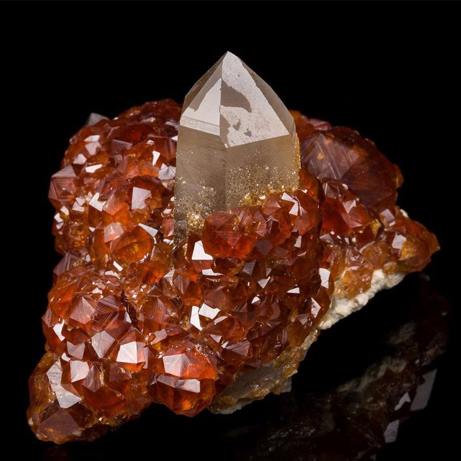 Garnet thuộc nhóm khoáng vật đơn trục, nghĩa là ánh sáng truyền qua đá có tốc độ đồng nhất theo mọi hướng