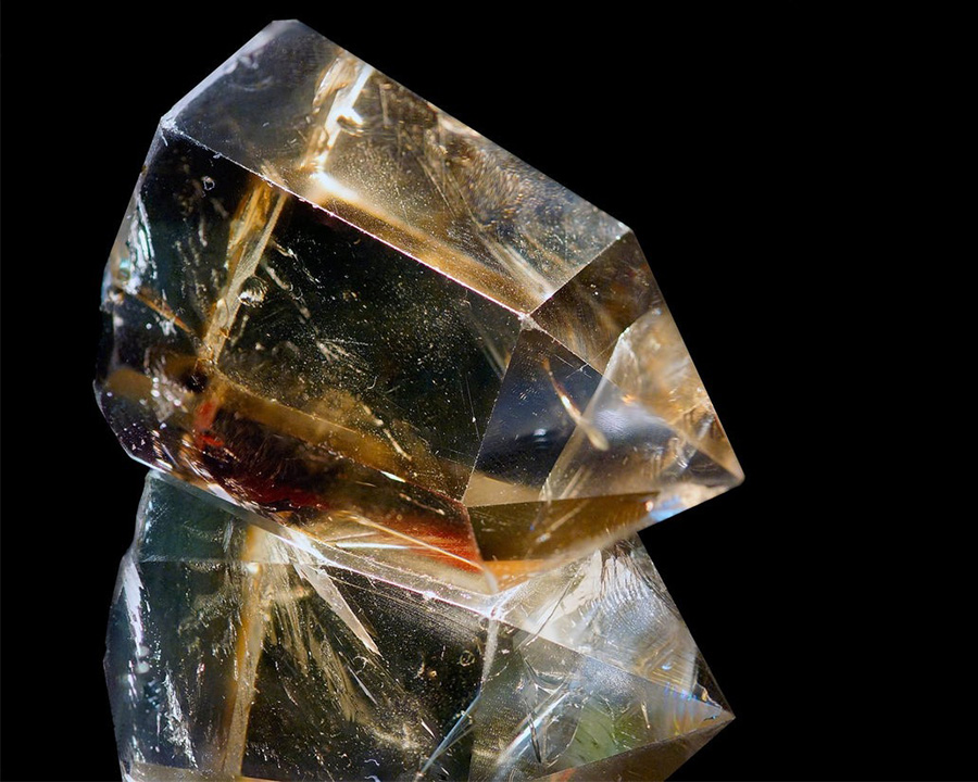 Đá Topaz có tinh thể hai trục, ánh sáng đi qua nó sẽ bị phân tách thành hai tia sáng phân cực khác nhau