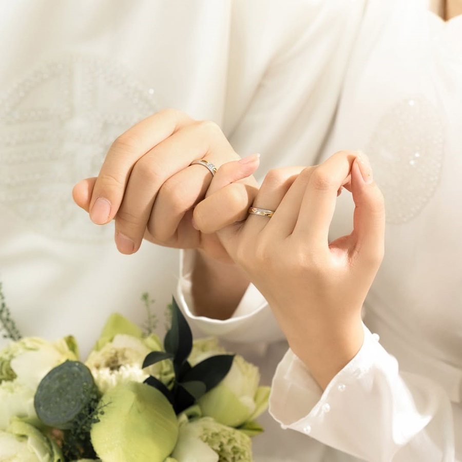 Nhẫn đeo ở ngón áp út tay trái là lời nhắc nhở rằng tình yêu cần được nuôi dưỡng và gắn bó bằng hành động cụ thể, chứ không chỉ là cảm xúc thoáng qua