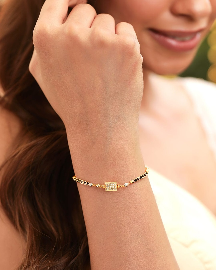 Trong văn hóa Ấn Độ, mangalsutra là loại vòng thiêng được đeo bởi người phụ nữ theo đạo Hindu đã kết hôn để tượng trưng cho sự cam kết