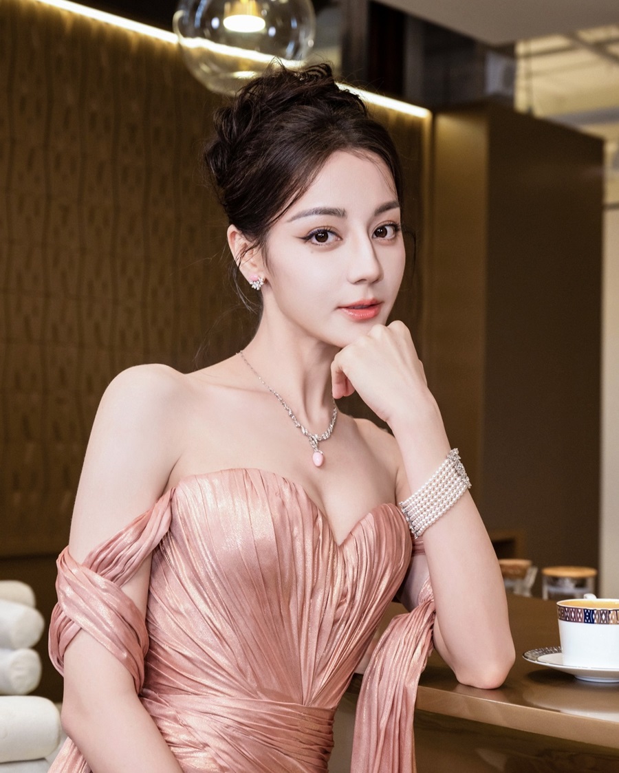 Địch Lệ Nhiệt Ba - Đại sứ thương hiệu toàn cầu Mikimoto thể hiện một cách duyên dáng vẻ sang trọng vượt thời gian của Ngọc trai Mikimoto