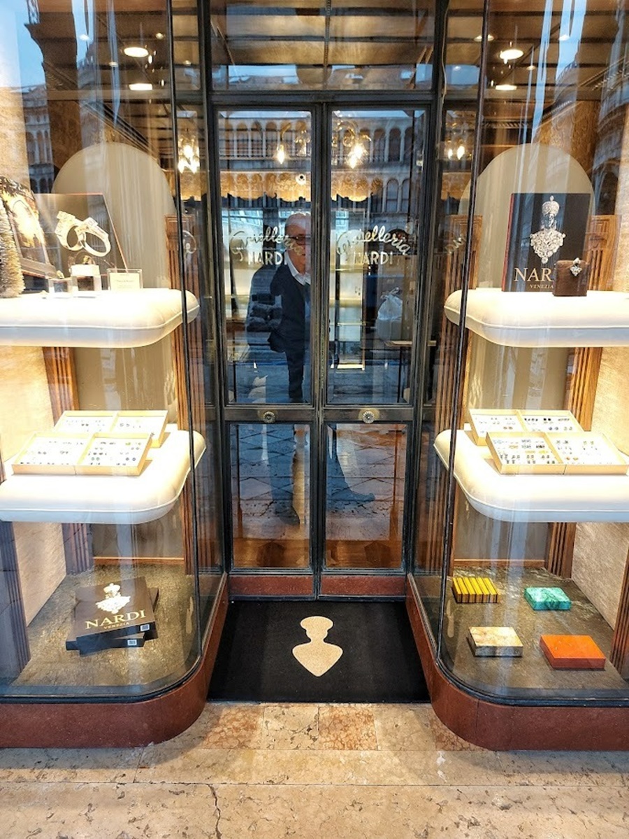 Cửa hàng Nardi tọa lạc tại số 69, Piazza San Marco, Venice, Ý. Đây là một cửa hàng gia đình độc đáo, kín đáo và tinh tế chiếm năm mái vòm ở một góc quảng trường St Mark ở Venice