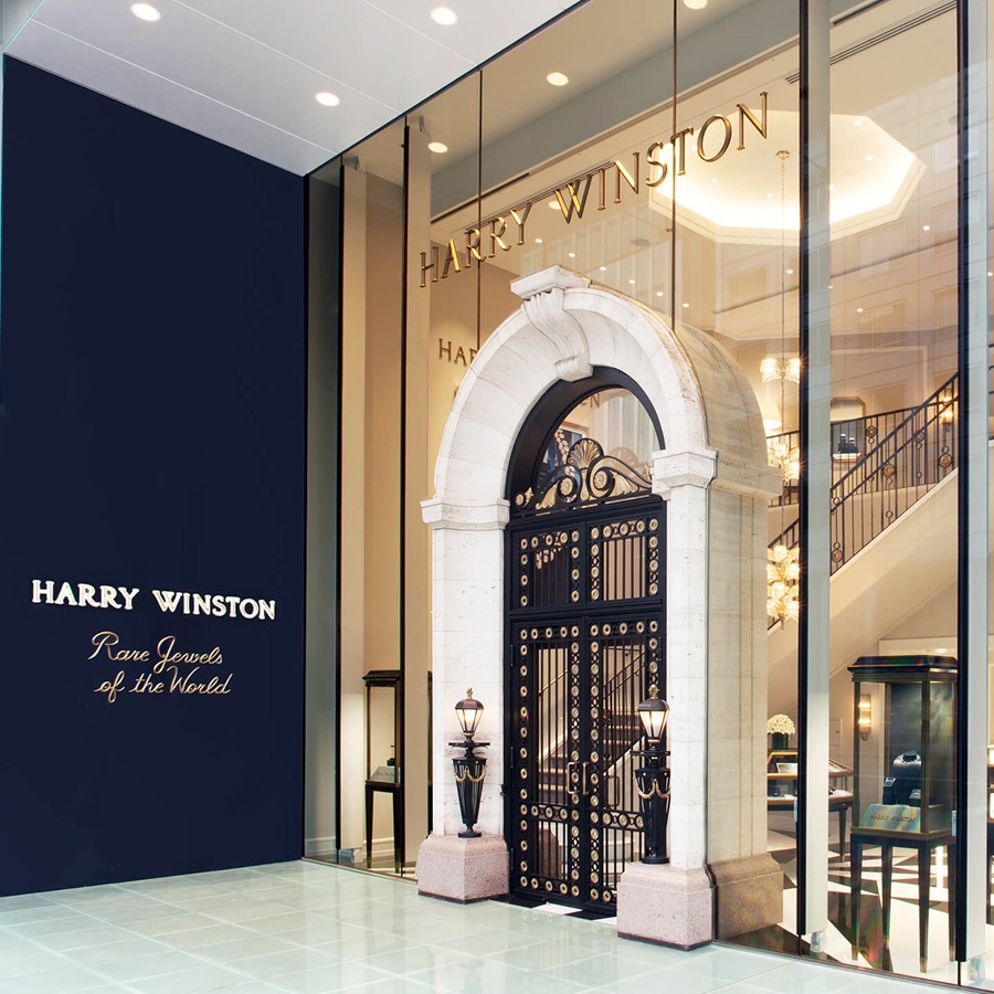 Store Harry Winston nằm trong khu trung tâm thương mại Ginza quận Chuo-ku - một trong những khu vực mua sắm nổi tiếng nhất tại Tokyo, nổi bật với các cửa hàng cao cấp, nhà hàng sang trọng, và các tòa nhà hiện đại