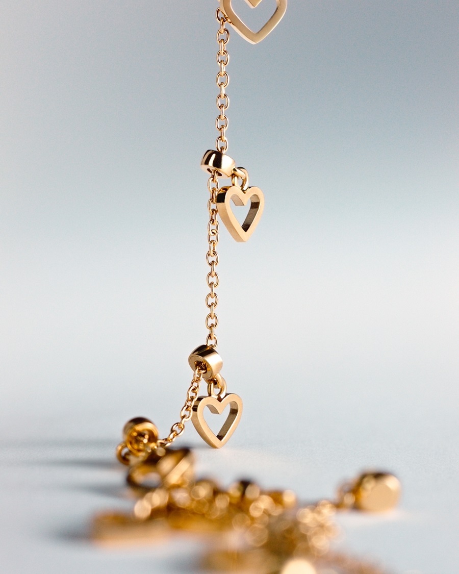 Sự tương phản giữa vẻ ngoài nhỏ nhắn và lớp mạ bóng bẩy, hoàn hảo của charms đến từ thương hiệu DW tạo nên một vẻ đẹp tinh tế, cuốn hút