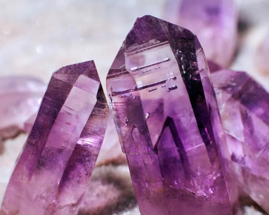 Ở trạng thái thô, Amethyst hình thành trong cấu trúc tinh thể lục giác, thường có dạng hình chóp lăng trụ dài
