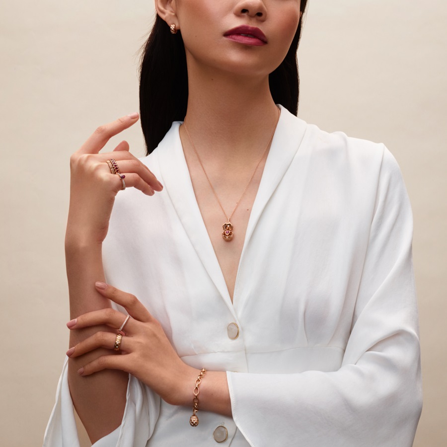Độc đáo, tinh xảo và đa dạng phong cách. Mỗi món trang sức là một tác phẩm nghệ thuật thủ công, mang đến vẻ đẹp riêng biệt cho người sở hữu