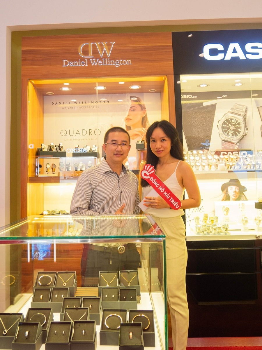 Đại diện Daniel Wellington Việt Nam đến tham dự khai trương cửa hàng Trang Sức Hải Triều Quận 7