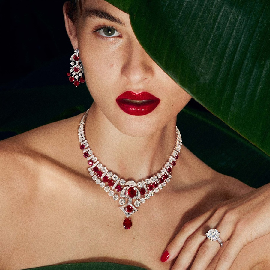 Nhiều người chọn đeo nhẫn, hoa tai, vòng tay, dây chuyền đính đá ruby để tăng cường năng lượng tích cực & mang lại vẻ đẹp quý phái