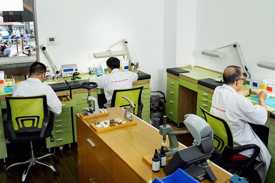 Hình ảnh trung tâm bảo hành Đồng Hồ Hải Triều và kỹ thuật viên đang làm việc