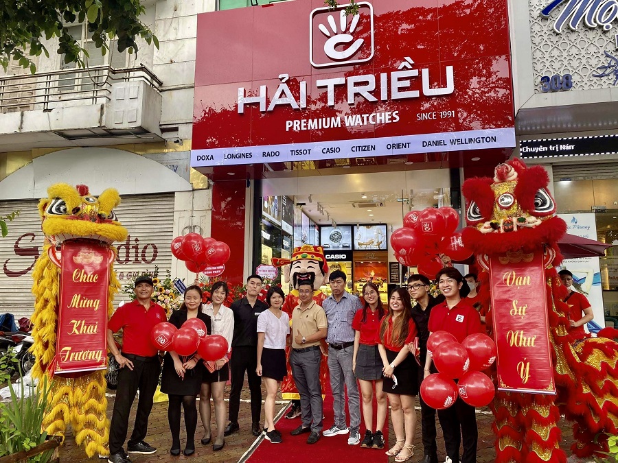 Sắc đỏ đặc trưng của thương hiệu Đồng Hồ Hải Triều