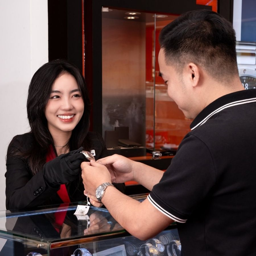 Nhân viên tại Hải Triều Hỗ luôn sẵn trợ khách hàng trong việc lựa chọn sản phẩm