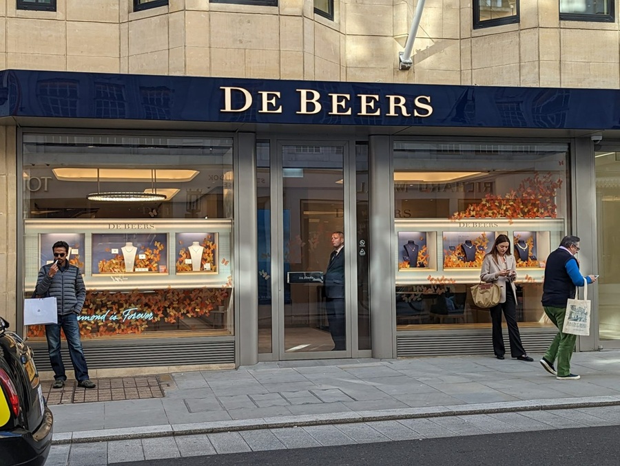 Cửa hàng flagship của De Beers Jewellers mở cửa tại Old Bond Street ở London
