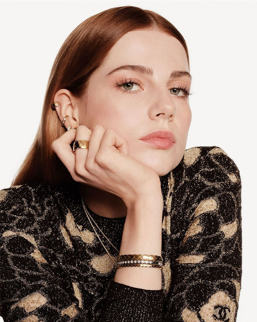 Nữ diễn viên và đại sứ CHANEL - Lucy Boynton đeo nhẫn, vòng tay, bông tai và vòng cổ COCO CRUSH