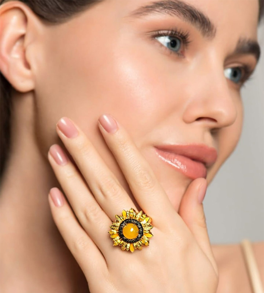 Người mẫu của SOKOLOV ATELIER đeo nhẫn Sunflowers trong bộ sưu tập "Russian Miracle" ở ngón giữa tay trái