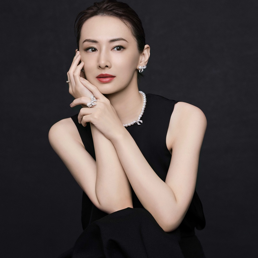 Mỹ nhân Keiko Kitagawa cũng chọn đeo nhẫn ngón giữa tay trái để tôn vinh nét đẹp sang trọng