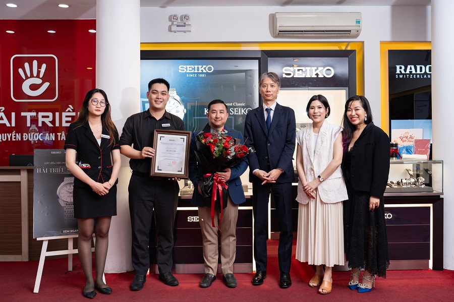 Ông Mr. Takashi Aoki (Tổng Giám đốc Seiko Thái Lan) đã trao chứng nhận Official Authorized Salon Watch Store of Seiko's Watch cho Mr. Đặng Thanh Hải (Tổng Giám đốc Hải Triều Việt Nam) - ảnh 5