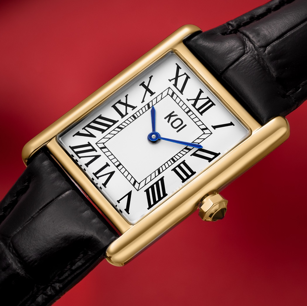 Thiết kế mặt số và kim thép xanh nguyên bản như Cartier Tank