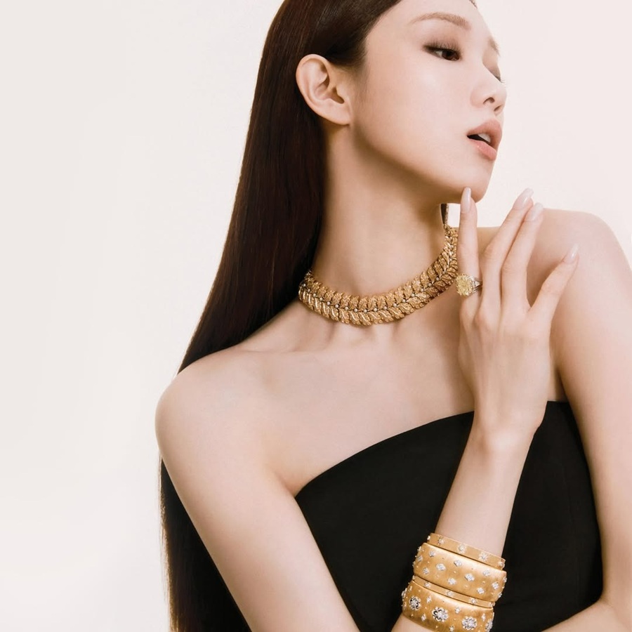 Chiếc nhẫn trên ngón trỏ như một con dấu quyền lực khẳng định bản lĩnh và khả năng làm chủ cuộc sống của nữ cường nhân