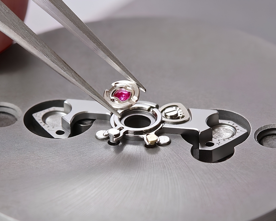Chân kính trên Orient Esteem Gen 1 là viên đá quý nhân tạo (thường là ruby).
