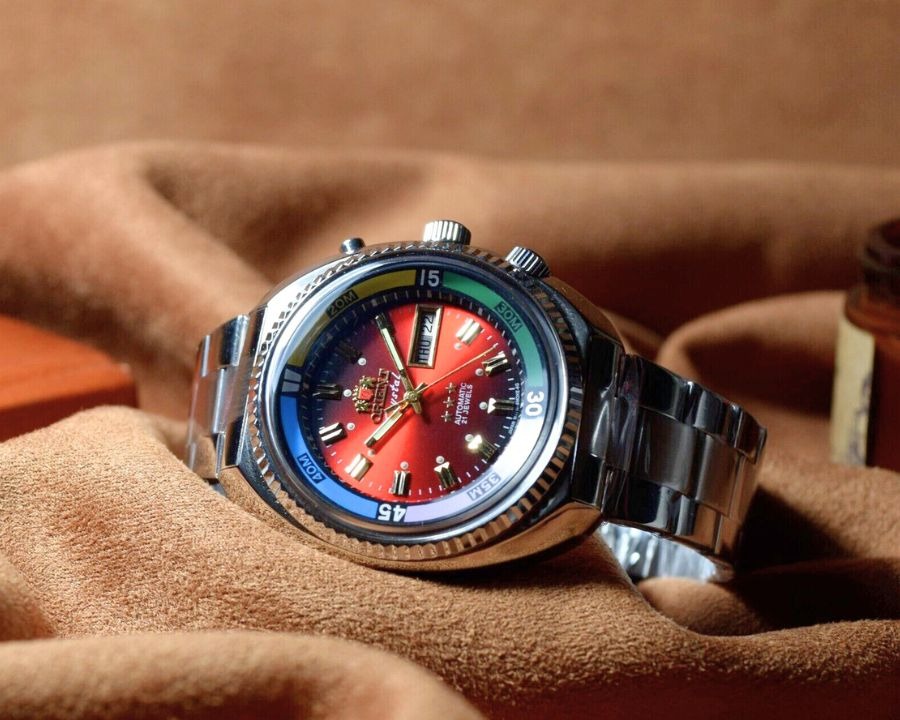 Chiếc Orient thuỷ quân lục chiến 3 sao với bezel xoay hỗ trợ người nhái lặn