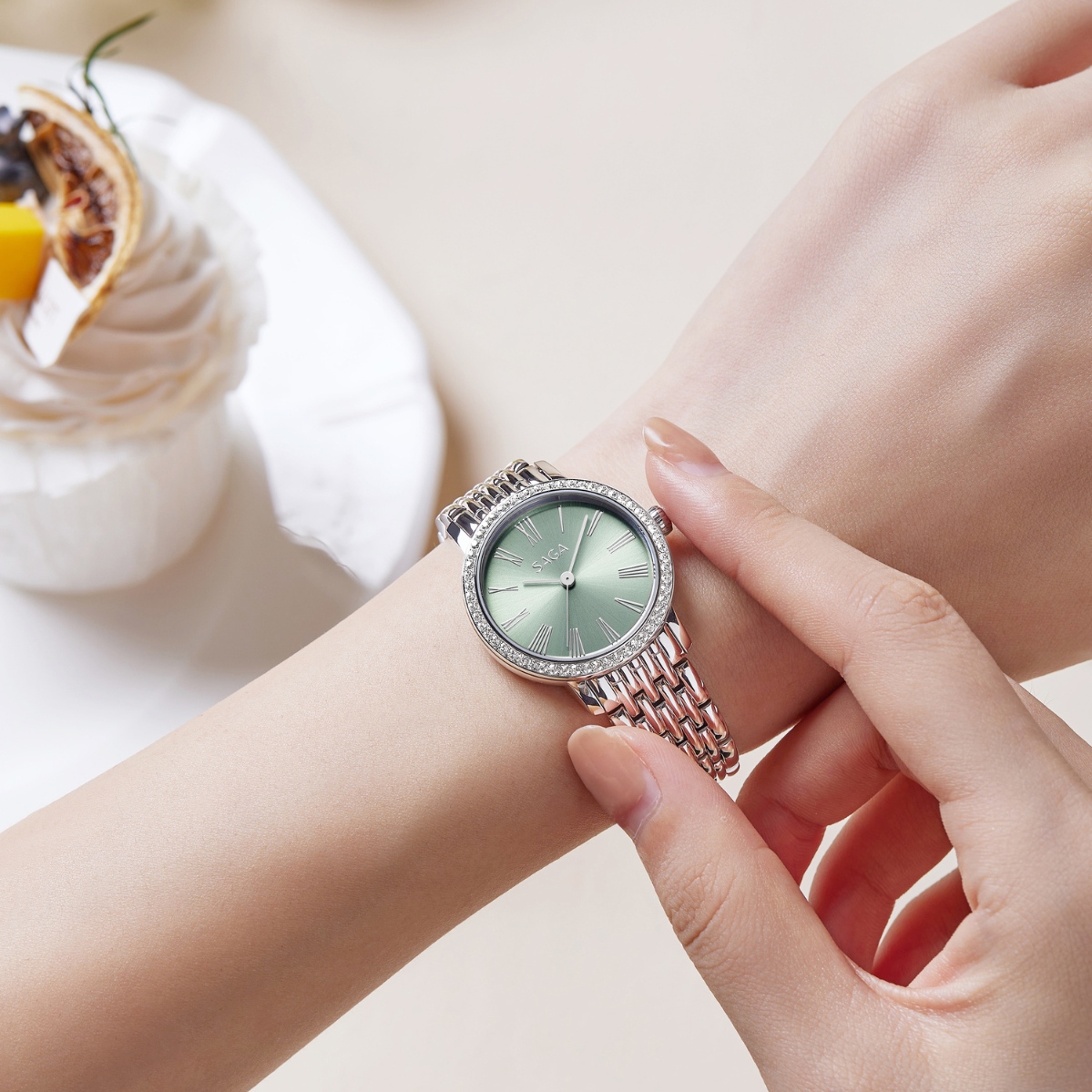 Tỏa nét kiêu sa trên cổ tay