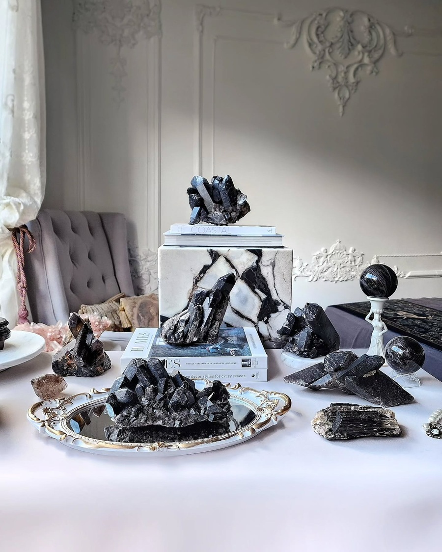 Không gian phòng được trang trí nhiều tinh thể Black Quartz
