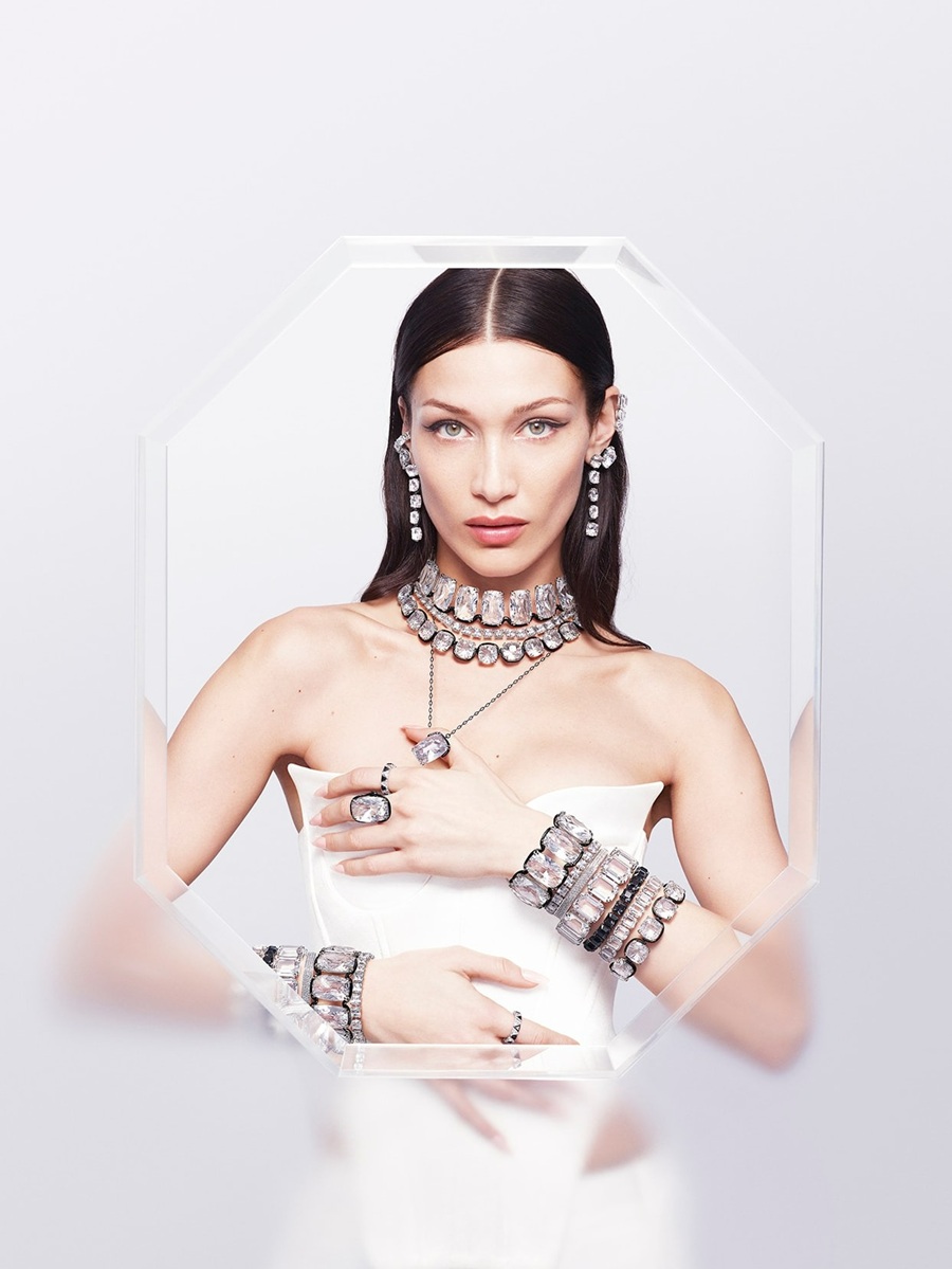 Trang sức Swarovski là chất liệu gì? Câu trả lời là chúng chủ yếu được làm từ vật liệu cao cấp như pha lê, ngọc trai pha lê, Zirconia và kim loại hỗn hợp