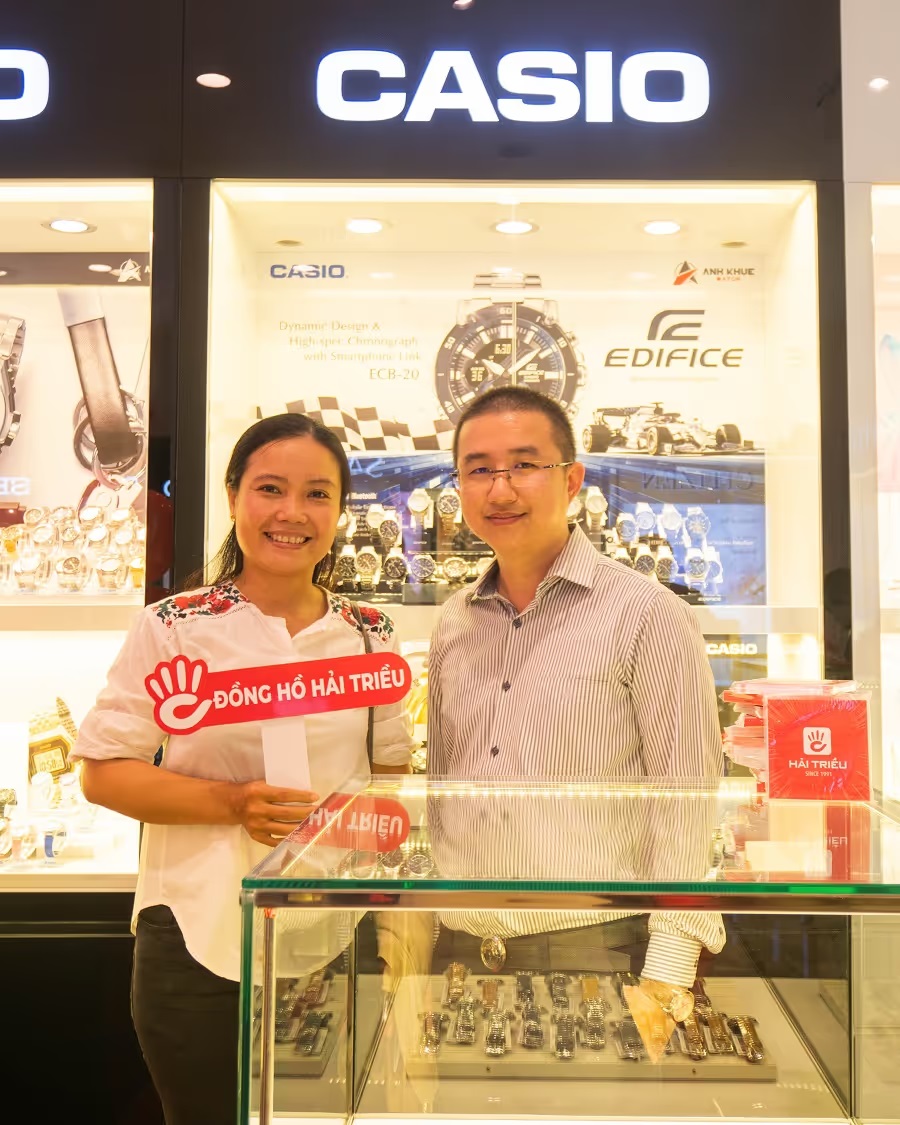 Đại diện Casio tại Việt Nam chụp ảnh cùng CEO Đặng Thanh Hải - ảnh 1