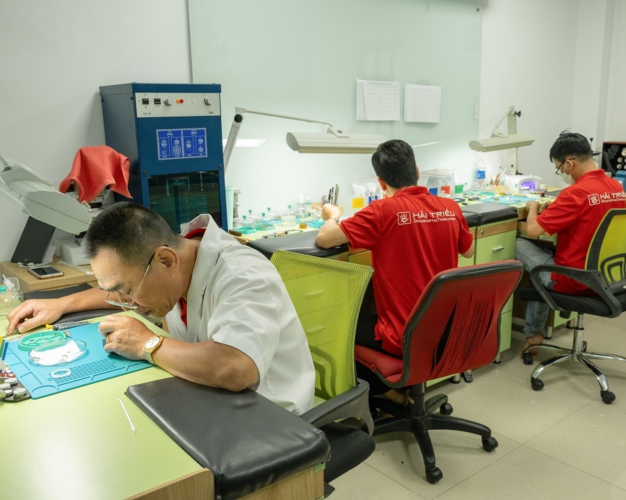 Đội ngũ kỹ thuật viên nhiều kinh nghiệm đang làm việc tại Đồng Hồ Hải Triều - ảnh 13