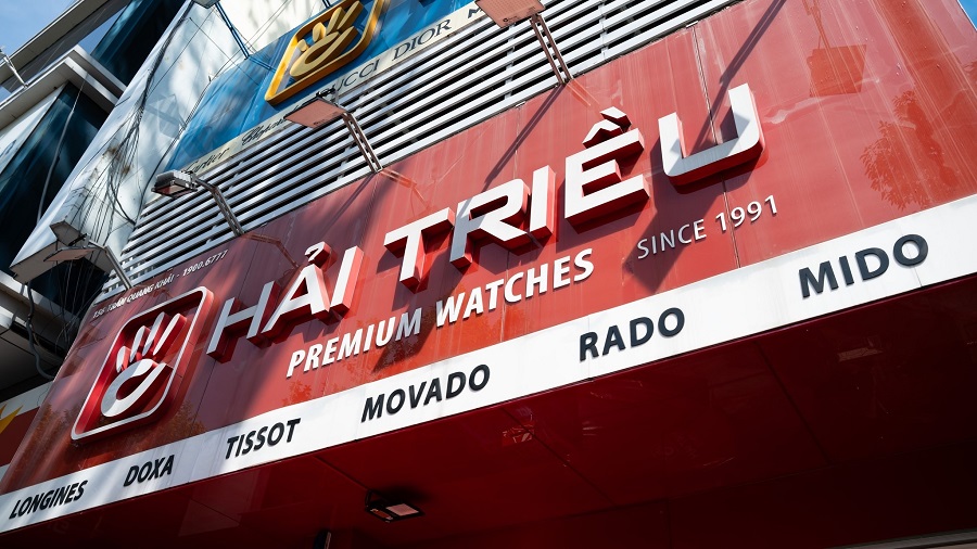 Cửa hàng Đồng Hồ Hải Triều nổi bật với tông màu đỏ đặc trưng - ảnh 4