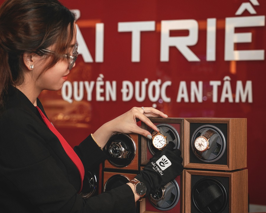 Đồng hồ cơ tại Hải Triều được đặt trong hộp xoay cót trước khi trưng bày - ảnh 2