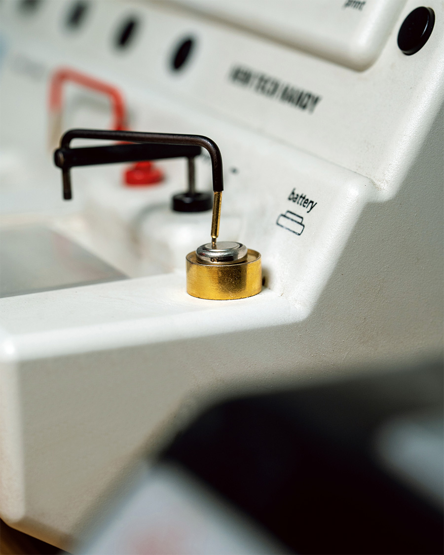 Pin đồng hồ Orient trước khi thay mới phải trải qua bước kiểm tra với máy móc