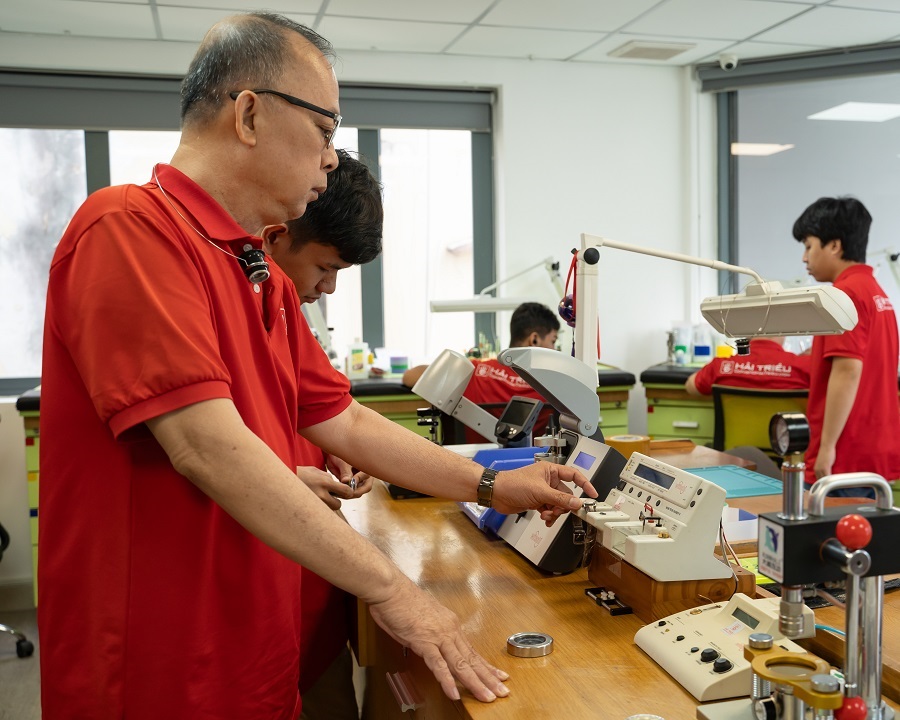 Đội ngũ kỹ thuật viên đang làm việc tại trung tâm - ảnh 5