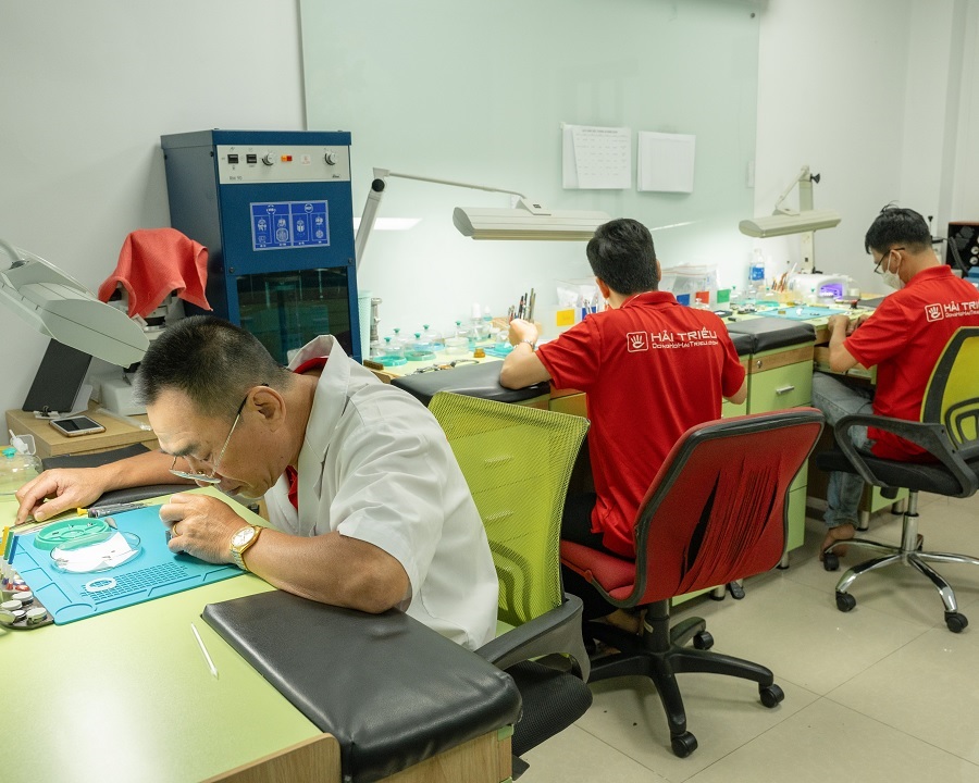 Trung tâm bảo dưỡng Đồng Hồ Hải Triều sở hữu hệ thống máy móc hiện đại, quy trình chuẩn Thụy Sỹ cùng đội ngũ kỹ thuật viên tay nghề cao - ảnh 5 