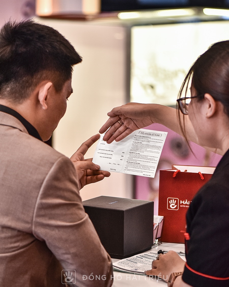 Khách hàng có đầy đủ chính sách bảo hành khi mua tại Đồng Hồ Hải Triều - ảnh 7
