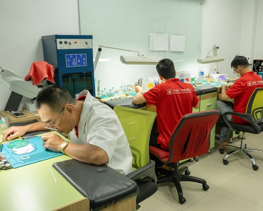 Đội ngũ kỹ thuật viên giàu kinh nghiệm đang làm việc tại Đồng Hồ Hải Triều -ảnh 7