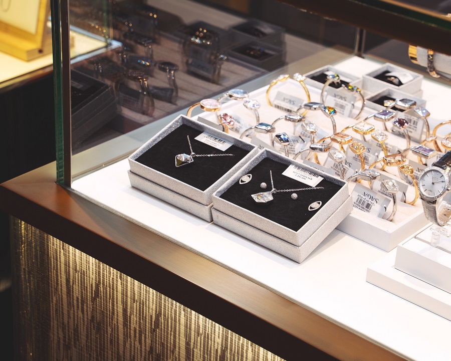 Sản phẩm của các thương hiệu trang sức nổi tiếng như Saga, Sokolov hay Daniel Wellington đều đang có mặt tại Hải Triều - ảnh 7