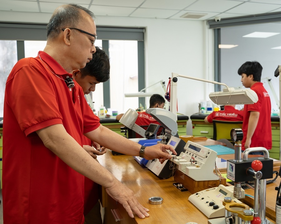 Đội ngũ kỹ thuật viên nhiều kinh nghiệm đang làm việc tại Trung tâm bảo dưỡng Đồng Hồ Hải Triều - ảnh 10